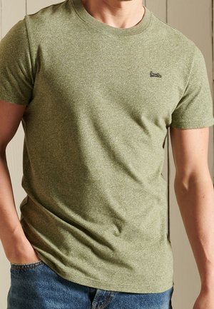 Olivengrøn tekstureret t-shirt med rund hals og korte ærmer, der har et lille broderet logo på brystet. Bæres med blå jeans.