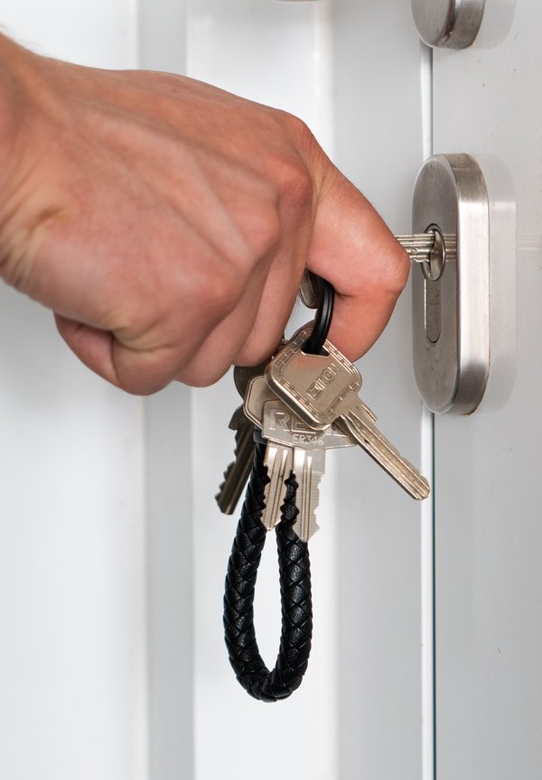 SCHLÜSSELANHÄNGER MIT EDELSTAHL SCHLÜSSELRING - Schlüsselanhänger - braun