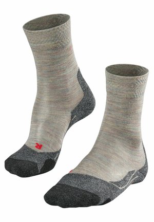 Lichte, knie-hoge sokken in een gemêleerde beige en grijze mix, met een zwart versterkte tenen en hiel, en rode logo-accenten.