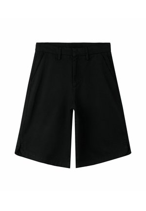 Czarne szorty do kolan z szlufkami na pasek, bocznymi kieszeniami oraz zapięciem na guzik i zamek z przodu.