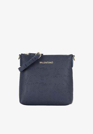 Sac bandoulière en cuir bleu marine avec logo embossé, accents en métal doré et sangle ajustable. Fermeture zippée sur le dessus.