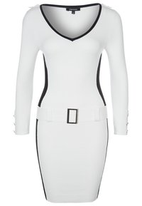 Robe blanche à manches longues avec des panneaux latéraux noirs, un décolleté en V profond, une silhouette ajustée et une ceinture décorative avec une boucle en métal.