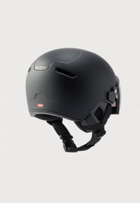 Fekete síbukósisak sima matt felülettel, szellőzőnyílásokkal, állítható pántokkal és oldalsó szemellenző csatlakozóval, logóval ellátva.