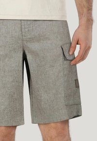 Pantaloni cargo in lino grigio con tasca laterale, vestibilità rilassata e una sottile texture. Adatti per un look casual.