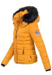 Gul polstret jakke med en aftagelig sort pelsforet hætte, lynlås-lommer, ribbede manchetter og et logo-patch på ærmet.