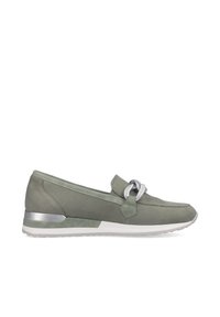 Groene leren loafers met een zilveren hardware accent en een lage witte zool. Gladde textuur met gestikte details langs de randen.