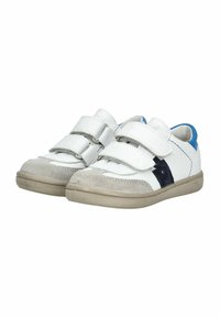 Weiß-blaue Kinderschuhe mit einer Wildleder-Spitze, Klettverschlussriemen und einer strukturierten Sohle. Enthält marinefarbene Akzente an der Seite.