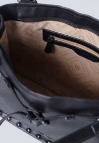 Borsa a tracolla in pelle nera con rivestimento interno beige stampato con "CAFÉ NOIR", dotata di una tasca interna con cerniera e borchie in metallo sulla parte esterna.