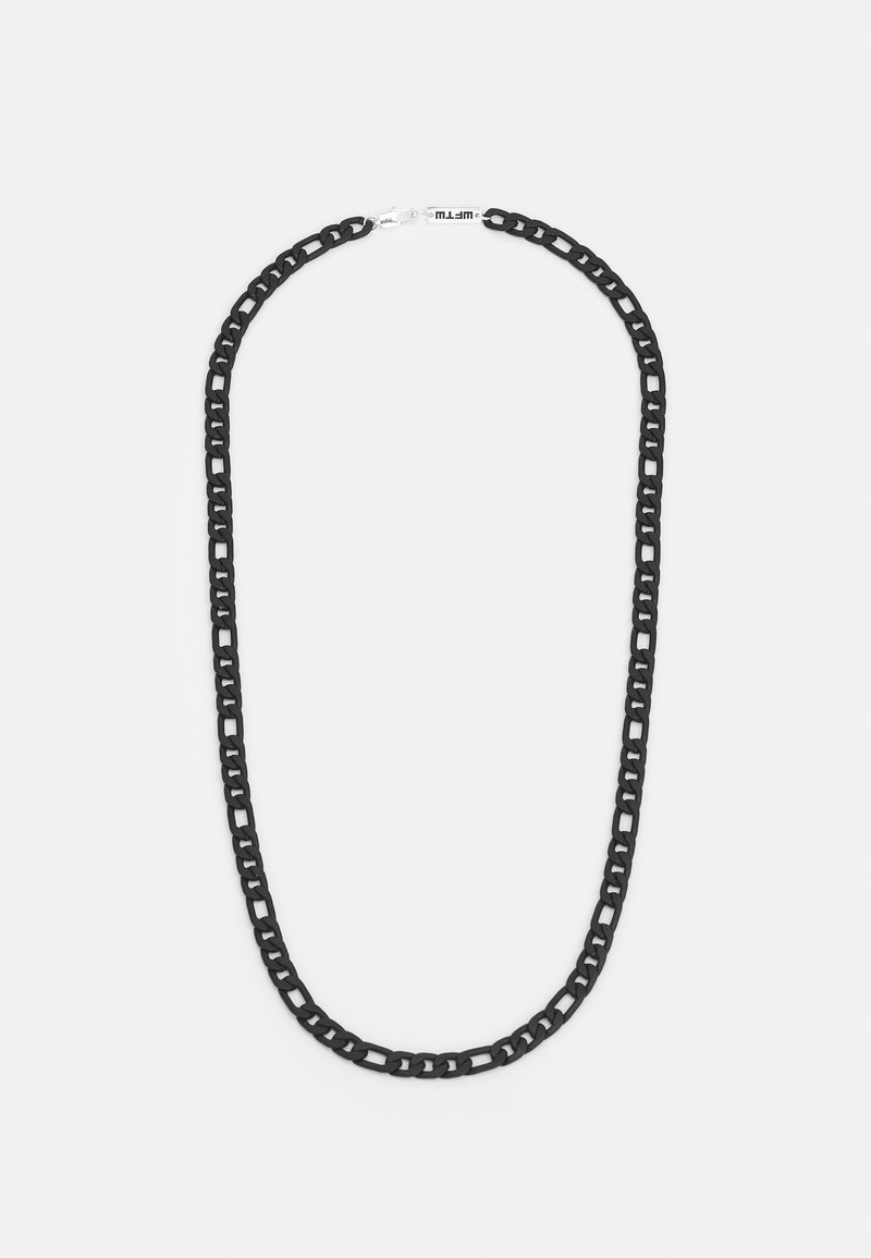 Collier chaîne noire avec de larges maillons rectangulaires et fermoir argenté sur un fond clair et neutre.