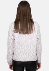 Maglione in tessuto a maglia morbida con stampa leopardata viola, caratterizzato da una vestibilità rilassata, scollatura rotonda e polsini e orlo a coste.