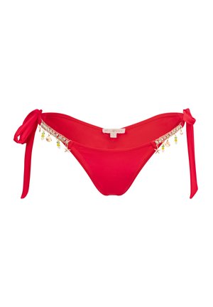 Parte de abajo de bikini roja con lazos laterales, presenta acentos decorativos de pequeñas conchas y cuentas a lo largo de la cinturilla. Acabado de tela suave.