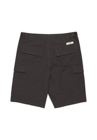 Pantalones cortos cargo de tela gris oscuro con frente plano, dos bolsillos traseros y dos bolsillos laterales con cierres de solapa.