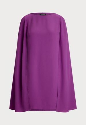 Langärmliges Kleid in leuchtendem Lila, mit rundem Ausschnitt und glattem, fließendem Stoff sowie kapuzenartigen Ärmeln.