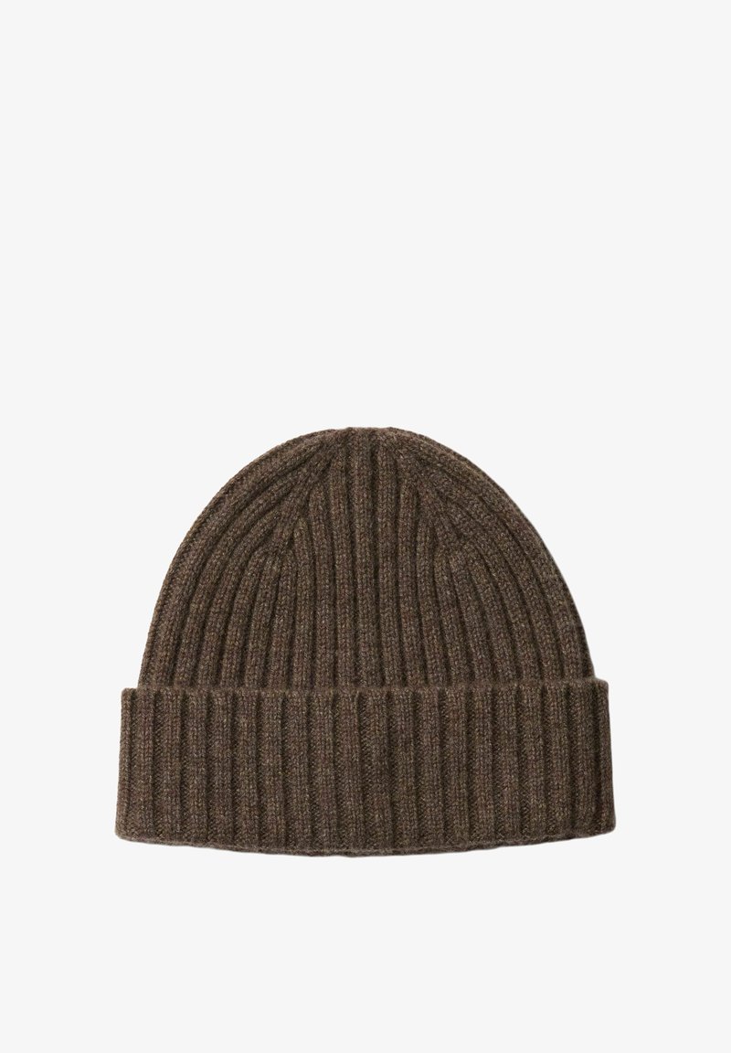 Gorro de punto acanalado marrón con puño doblado hecho de tela suave y texturizada.