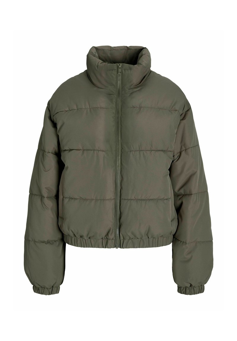 Oliven grøn pufferjakke med høj krave, lynlås lukning, elastiske manchetter og cropped design. Har quiltede sektioner overalt.