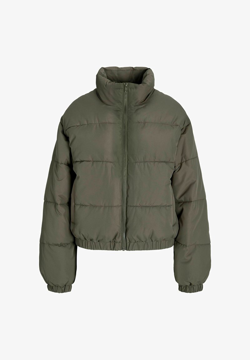 Oliven grøn pufferjakke med høj krave, lynlås lukning, elastiske manchetter og cropped design. Har quiltede sektioner overalt.