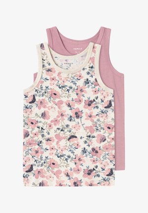 Twee tanktops: een met een bloemenpatroon in roze en blauw op een lichte achtergrond, de andere is effen lichtroze, beide met ronde halslijnen.