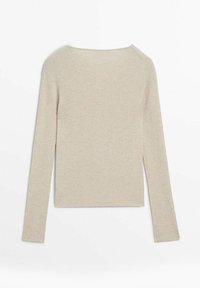 Pull beige à manches longues en maille côtelée avec encolure bateau, présenté à plat de dos sur un fond blanc.