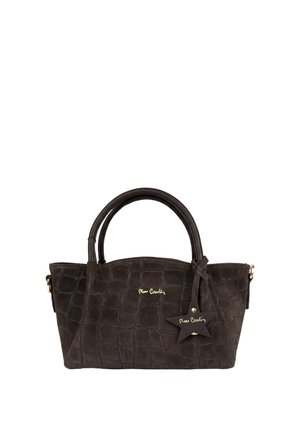 Borsa a mano marrone scuro con texture, due manici arrotondati, logo dorato "Pierre Cardin," e un'etichetta a forma di stella appesa al manico anteriore.