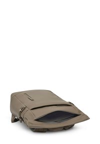 Khaki Laptop-Rucksack mit glatter Ledertextur, rechteckiger Form, vorderer Reißverschlusstasche und verstellbaren Trägern. Offen, mit einem geräumigen Innenraum.