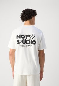 Marc O'Polo DENIM GRAPHIC OVERZIDED FIT - Apdrukāts T-krekls - offwhite