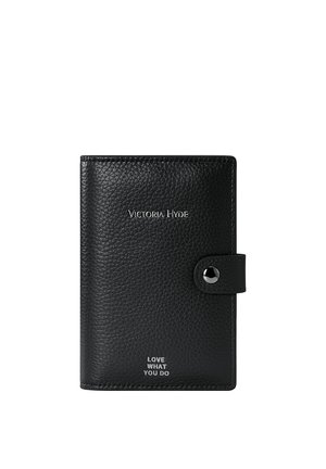 Czarny portfel z teksturowanej skóry z zapięciem na zatrzask, logo "Victoria Hyde" u góry oraz napis "LOVE WHAT YOU DO" na dole.