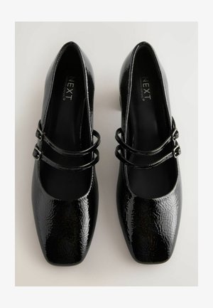 Čierne lodičky z lakovanej kože so štvorcovou špičkou, vybavené dvoma tenkými pásikmi a textúrovaným povrchom. Vnútorná výstelka pre pohodlie.