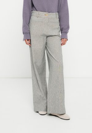 Pantaloni grigi a gamba larga con un delicato motivo a righe, tasche anteriori e chiusura con un solo bottone. Il tessuto ha una texture morbida.