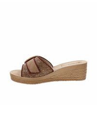 Sandales compensées avec une tige tressée marron et des doubles brides, dotées d'une semelle intérieure beige texturée et d'une semelle extérieure moulée couleur tan avec des détails à motifs.