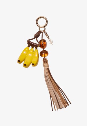 Portachiavi con tre ciondoli a forma di banana gialla, due perle ambra e un nappa in suede beige e marrone appesa a un anello d'oro.