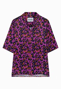 Camicia a maniche corte in tessuto leggero con uno sfondo viola brillante e un motivo a stampa leopardata nera e arancione, con colletto.