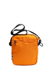 Orange nylon crossbody taske med en sort justerbar rem. Har en lynlåslomme foran og en glat tekstur. Kompakt rektangulær form.