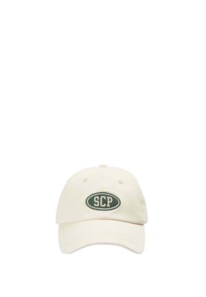 Gorra de béisbol beige con visera curva que presenta un parche ovalado verde oscuro y letras blancas "SCP" centradas en el panel frontal.