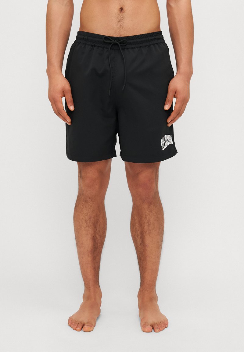 Shorts de bain noirs en tissu léger, dotés d'une taille élastique avec cordon de serrage, et d'un logo blanc imprimé sur le bas de la jambe gauche.