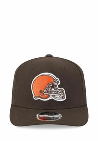 Braune Baseballkappe mit einem 3D-bestickten orangen Footballhelm-Logo auf der Vorderseite. Verfügt über ein gebogenes Visier und einen Netzrücken für Atmungsaktivität.
