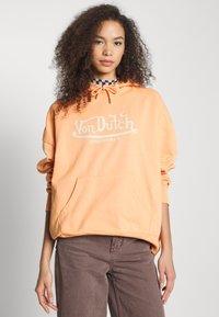Felpa arancione in cotone con tasca frontale, cappuccio con cordino e logo bianco "Von Dutch Originals". Presenta maniche ampie e una vestibilità rilassata.