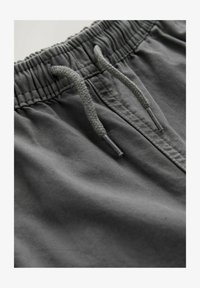 Sélectionné, charcoal grey