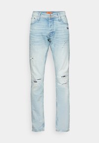 Ljusblå denimjeans med en slitna design, som har flera revor och fransade kanter, rak benform och standard femfickorsdesign.