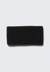 Sort strikket pandebånd med tekstureret ribbet mønster, rektangulær form, blødt materiale, ensfarvet, uden synlige beslag eller accenter.