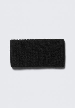 Schwarzes, gestricktes Stirnband mit strukturiertem Rippenmuster, rechteckiger Form, weichem Material, einheitlicher Farbe, ohne sichtbare Hardware oder Akzente.