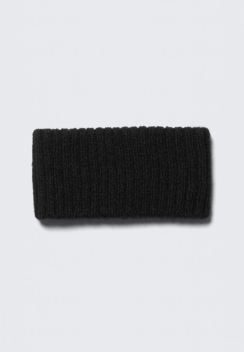 Bandeau noir tricoté, motif côtelé texturé, forme rectangulaire, matériau doux, couleur unie, sans éléments métalliques ou accents visibles.