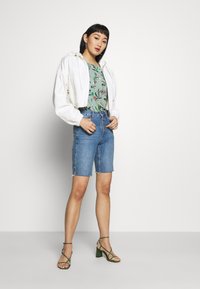 ONLY Blusa - granite green/dida
