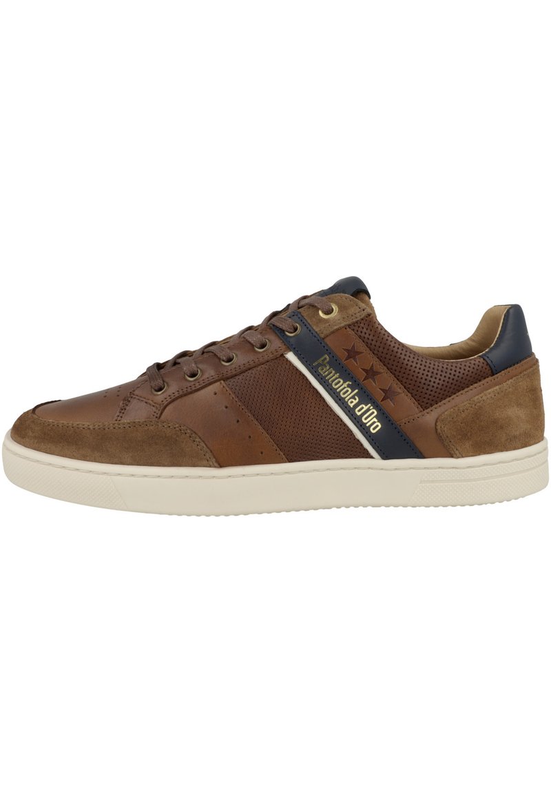 Zapatillas de cuero marrón con acentos de ante, diseño perforado, raya azul con logo y suela de goma crema. Estrellas impresas en el lateral.