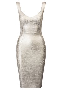Metaliczna srebrna sukienka typu bodycon o dopasowanej sylwetce, szerokich ramiączkach i teksturowanej powierzchni, z delikatnymi liniowymi wzorami.