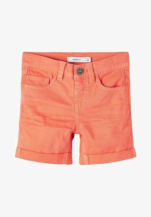 Børneshorts i koralfarve med opsmøgede kanter, frontknap, bæltestropper og to forlommer.