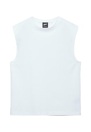 Haut blanc sans manches à encolure ronde avec un ourlet droit et une étiquette de marque noire à l'intérieur du col arrière.