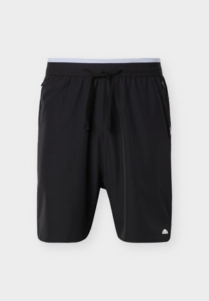Pantaloncini atletici neri con vita con coulisse, tasche laterali e un piccolo logo bianco vicino all'orlo inferiore su una gamba.