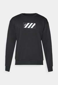 Sort sweatshirt lavet af en blanding af bomuld, med et rektangulært design og hvide striber samt logo på forsiden. Ribbet halsudskæring og manchetter.