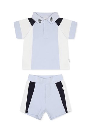Polo-shirt bleu clair avec des accents blancs et marins, à manches courtes et col, associé à un short assorti avec des panneaux latéraux marins.