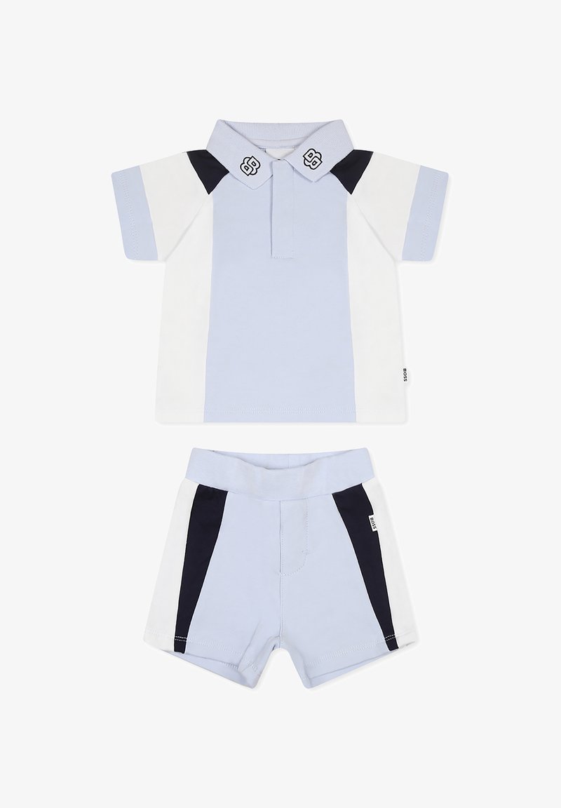 Polo-shirt bleu clair avec des accents blancs et marins, à manches courtes et col, associé à un short assorti avec des panneaux latéraux marins.